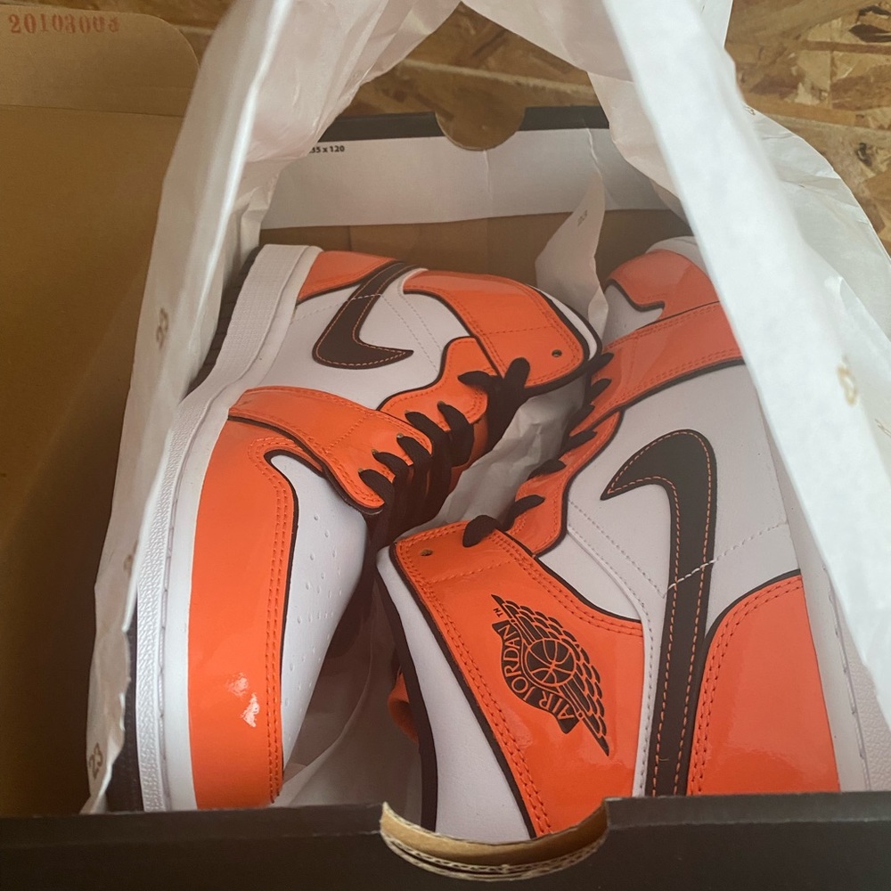New Jordan 1 Mid SE Turf Orange - Picture 10 of 13